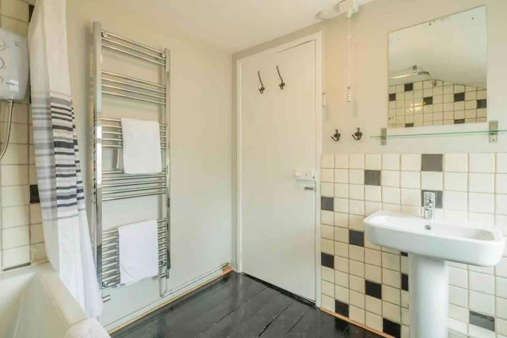 Cambridge 3 Bedroom Flat With Private Parking Bagian luar foto
