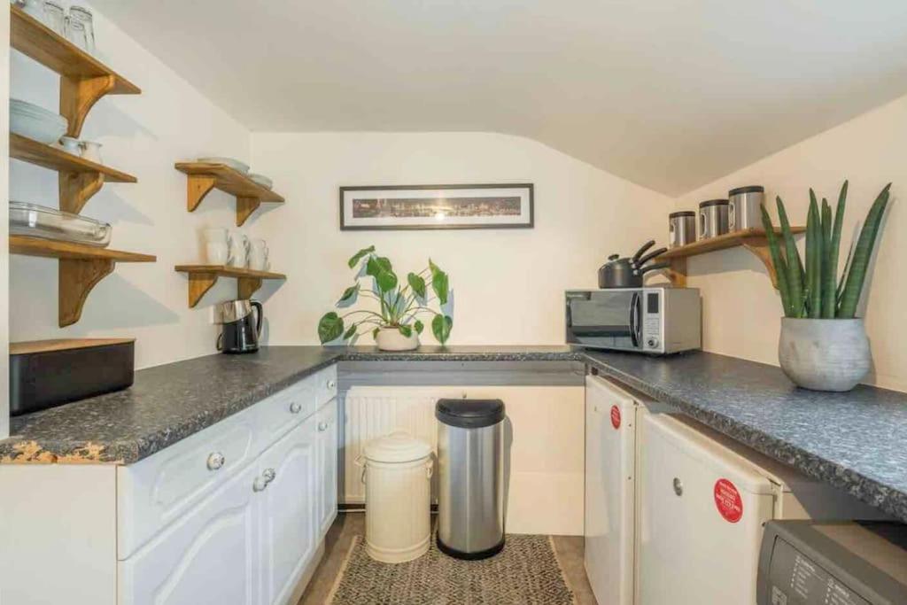 Cambridge 3 Bedroom Flat With Private Parking Bagian luar foto